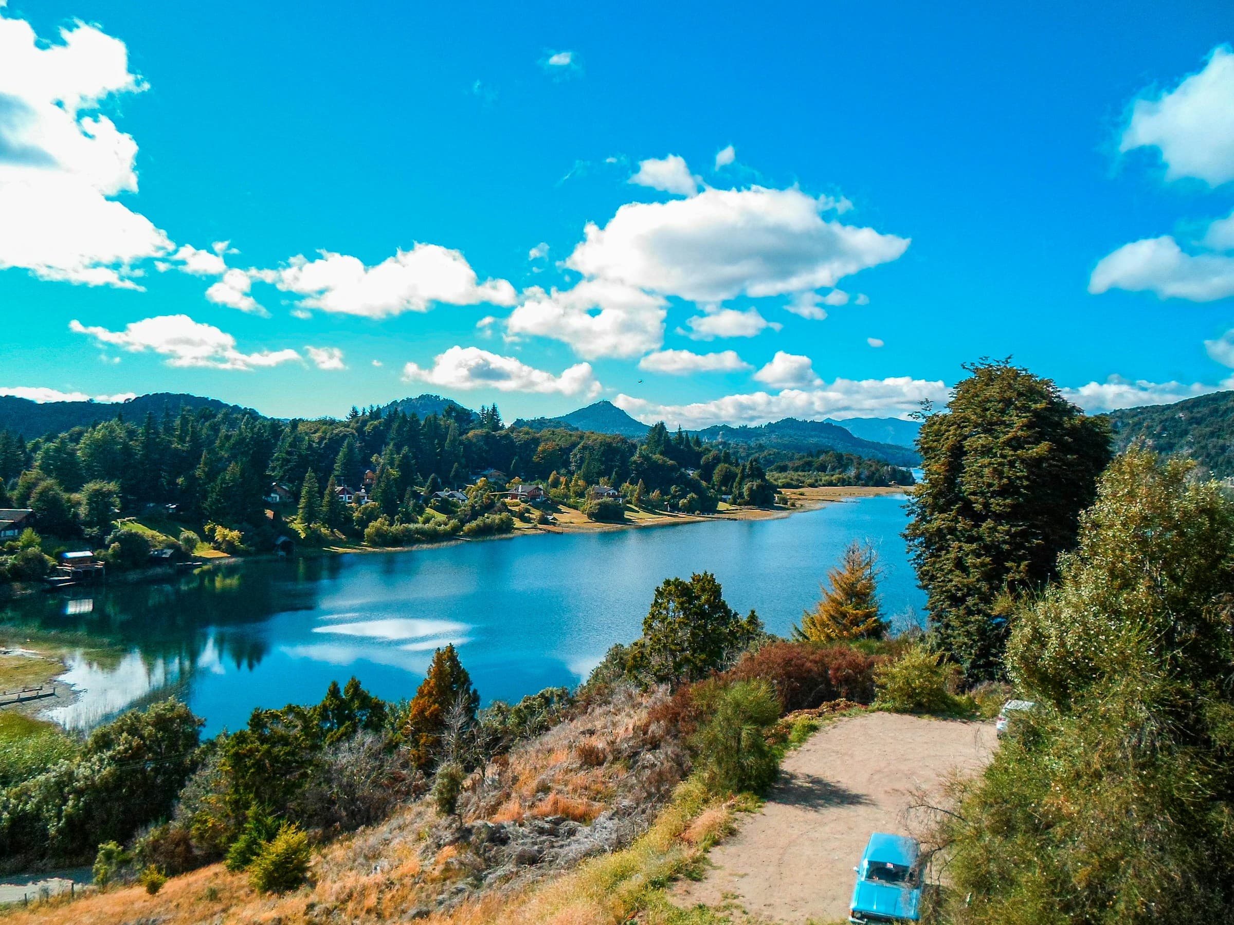 Paisaje de Bariloche con lago y montañas