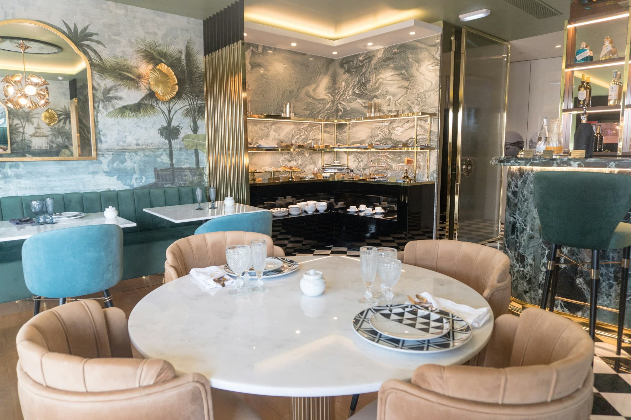 Interior limpio y minimalista de alojamiento turístico